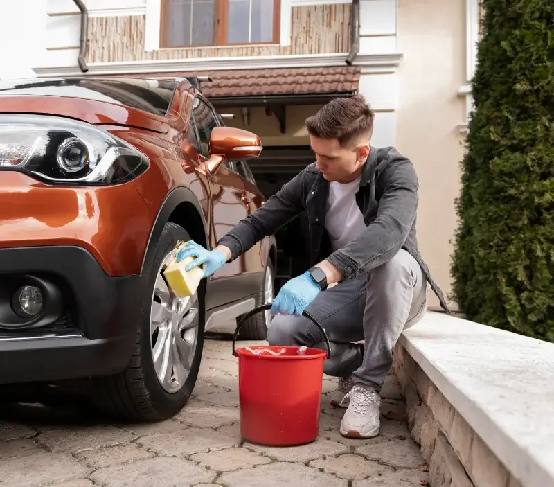 Lavage auto à domicile Houssen : professionnel intervenant sur un véhicule